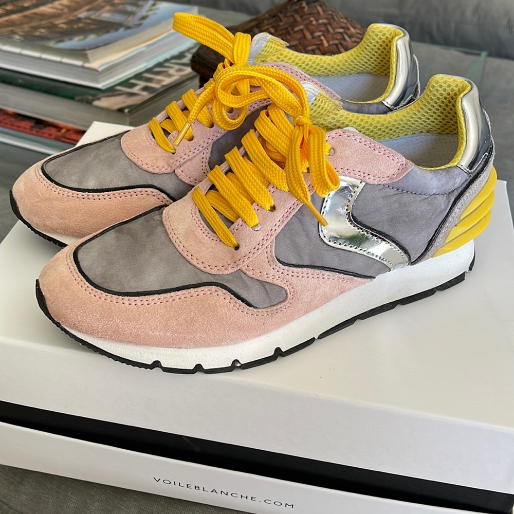 Athletic shoes